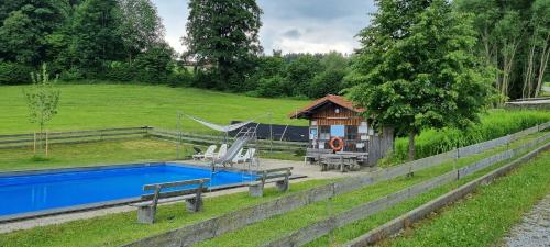 Bazén v ubytování Ferienwohnung Umkreis Sankt Englmar mit vielen Freizeitattraktionen nebo v jeho okolí