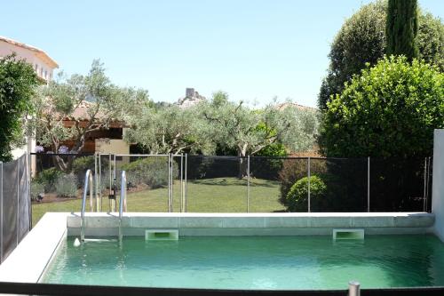 nice villa with heated swimming pool, in the center of the village of aureille, 8 persons, near baux de provence, in the alpilles