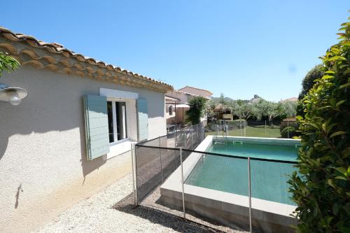 une villa avec piscine et une maison dans l'établissement nice villa with heated swimming pool, in the center of the village of aureille, 8 persons, near baux de provence, in the alpilles, à Aureille