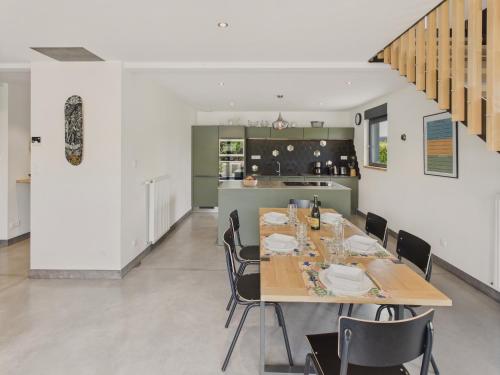 une salle à manger et une cuisine avec une table et des chaises dans l'établissement Charmante maison pour 5 au coeur de Penmarch, à Penmarcʼh