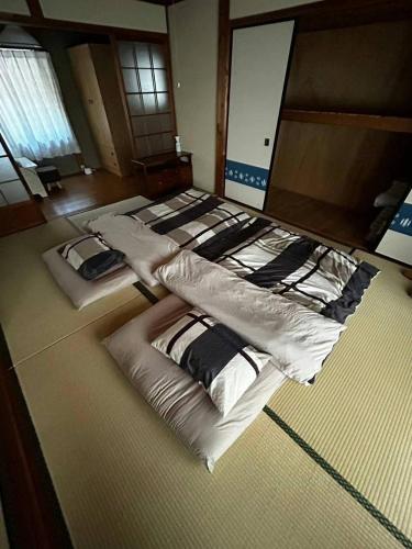 a group of three beds in a room at 福宿 奈良東大寺から車で約10分 近鉄奈良駅から車で約12分 in Ō-yagyūchō