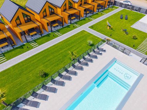 an aerial view of a resort with a swimming pool at Złota Palma Kopań -domki całoroczne nad morzem in Kopań