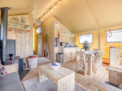 Una sala de estar con una mesa y una cocina. en Muntjac - Uk47396, en Bawdeswell