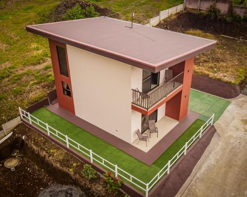 una vista aérea de una casa pequeña con balcón en Toucan Villa Rio Cuarto, en Río Cuarto