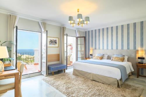 une chambre avec un lit et une vue sur l'océan dans l'établissement Hotel La Fonda, à Benalmádena