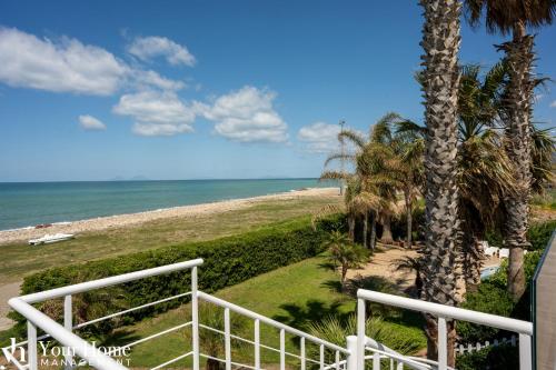 a view of the beach from the balcony of a house at Il Geranio - Resort & Suites in Acquedolci