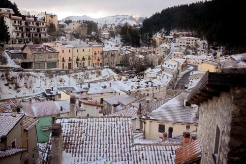 vista su una città con tetti coperti da neve di Casa in centro storico stile chalet di montagna a Ovindoli