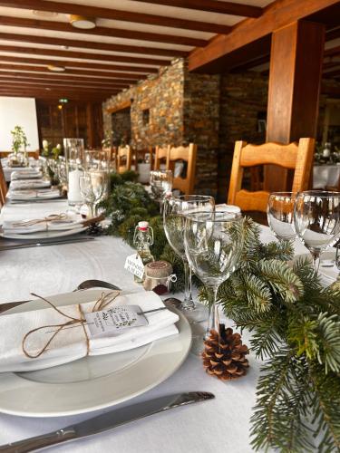 - une table avec des verres à vin et des décorations de Noël dans l'établissement Chalet le Sauvageon, à Morillon