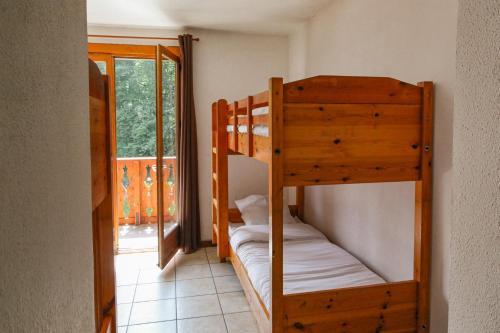 deux lits superposés dans une chambre avec fenêtre dans l'établissement Chalet le Sauvageon, à Morillon