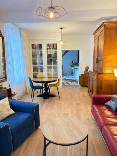 un salon avec un canapé bleu et une table dans l'établissement Nouveau! Appartement spacieux en Hypercentre, à Colmar