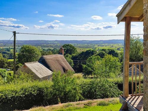 ein altes Haus mit Blick in die Landschaft in der Unterkunft Homer's Cottage in Cucklington