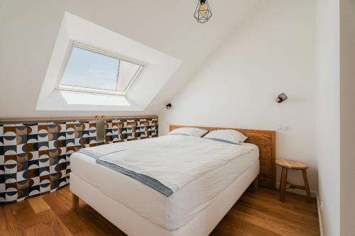 una camera da letto con un letto e una finestra di Logement calme proche centre ville a Rennes