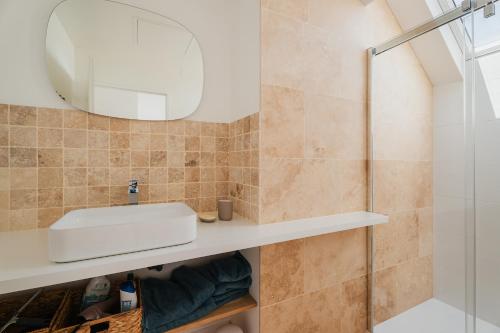 un bagno con lavandino e doccia di Logement calme proche centre ville a Rennes