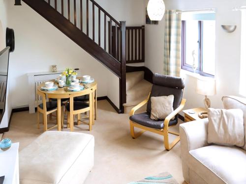 Posezení v ubytování April Cottage