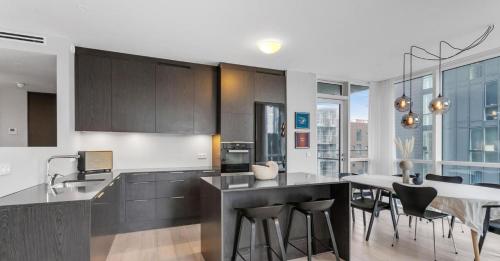 Una cocina con una mesa y algunas sillas. en Stylish stay in downtown Rvk, en Reikiavik