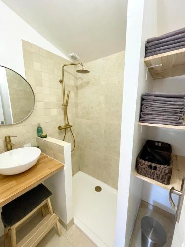 une salle de bain avec un lavabo et une douche dans l'établissement Maison avec jardin, parking et clim à 10 min à pied du Vieux Port, à La Ciotat