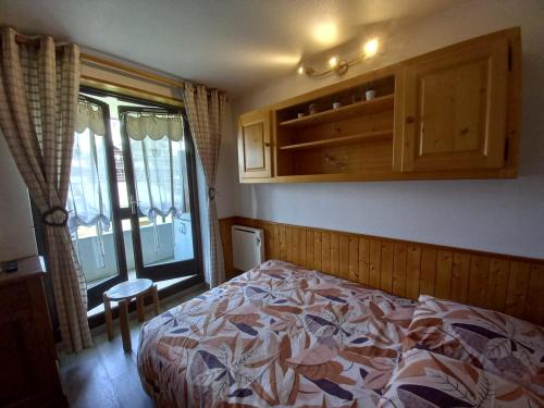 une chambre avec un lit et une fenêtre dans l'établissement Bel appartement Samoens La Cour classe 2 etoiles, à Samoëns