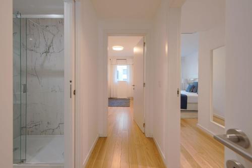 1 dormitorio y baño con ducha acristalada. en Benfica Prime Terrace II by Homing, en Lisboa