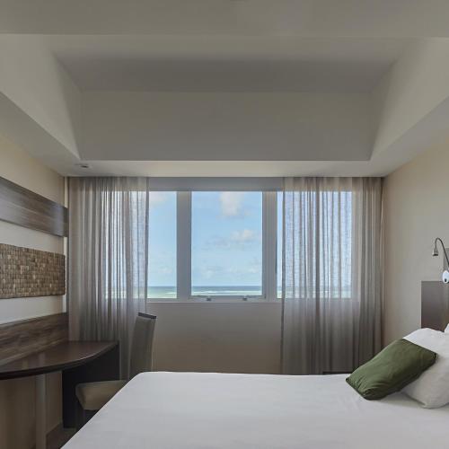 Кровать или кровати в номере Mercure Maceio Pajuçara