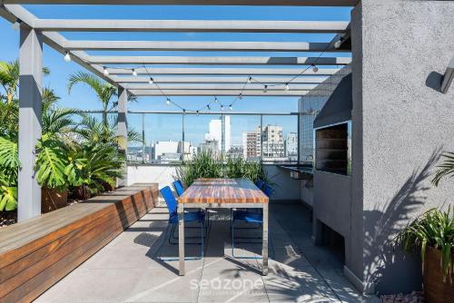 a patio with a table and chairs on a balcony at TCO - Apartamentos no Centro Histórico Porto Alegre/RS in Porto Alegre