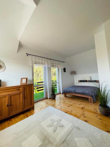 Postel nebo postele na pokoji v ubytování Dom przy lesie Małe Swornegacie