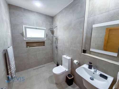 Ванная комната в Villa avec terrasse S2 piscine jardin Rafraf