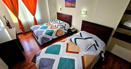 two beds in a small room with at Hotel Avanty in Ipiales
