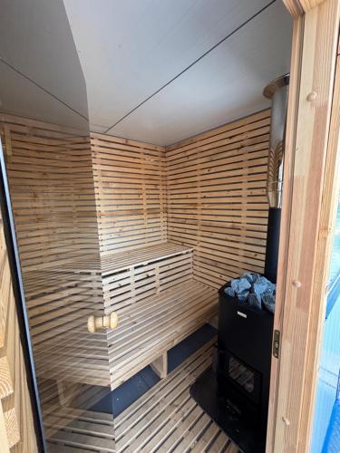 リプトフスキー・ミクラーシュにあるMarský Vlk - zážitkový houseboat a wellnessの木製の壁とガラスドアのサウナ