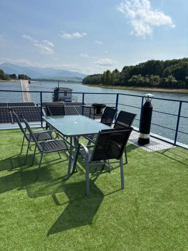 リプトフスキー・ミクラーシュにあるMarský Vlk - zážitkový houseboat a wellnessの船の甲板にテーブルと椅子