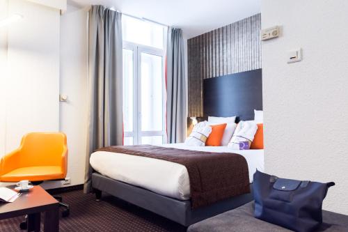 A bed or beds in a room at Mercure Strasbourg Centre Petite France