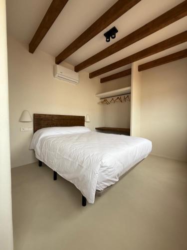 a bedroom with a large white bed in a room at Casa Bel - Apartment 6 in Miami Platja