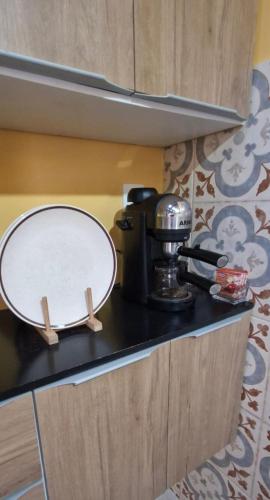 a mirror sitting on top of a kitchen counter at Casa do Centro Piri in Pirenópolis