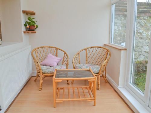 two chairs and a table on a porch at Sweet Pea Cottage in Heacham