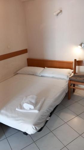 - deux lits dans une chambre avec une table dans l'établissement Calm Flat, à Cannes