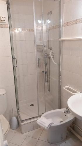 une salle de bain avec une douche, des toilettes et un lavabo dans l'établissement Calm Flat, à Cannes