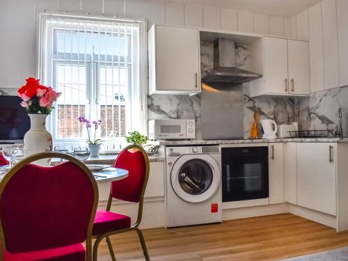 O bucătărie sau chicinetă la Paradise Apartment