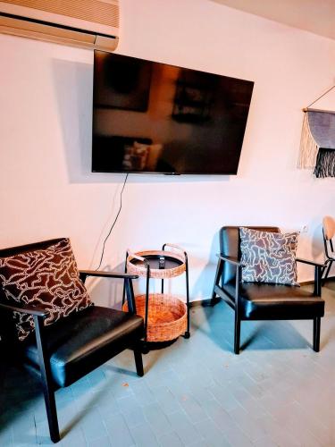 TV a/nebo společenská místnost v ubytování Anasa House