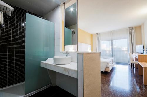 Hotel Fontana Plaza tesisinde bir banyo