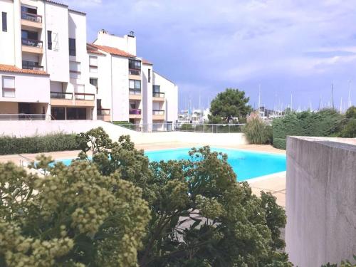 - une vue sur la piscine dans un bâtiment dans l'établissement Bel appartement avec piscine et proche plage, à La Rochelle