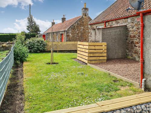 a yard with a building with a garage at 2 Setonhill Cottages in Longniddry