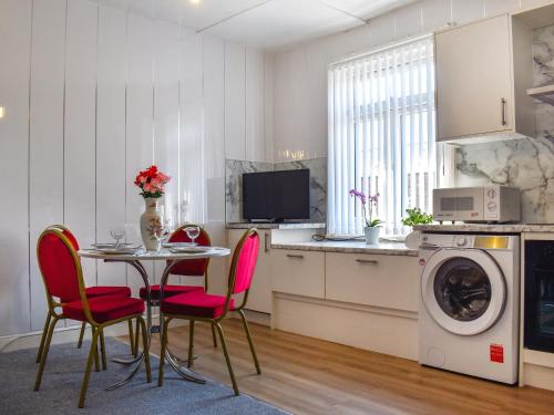 O bucătărie sau chicinetă la Paradise Apartment