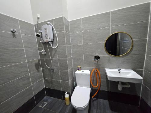 un baño con inodoro y lavabo en Nur's Homestay 2, en Kuantan