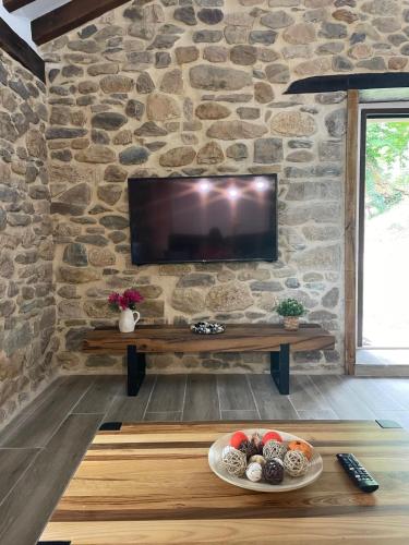 TV a/nebo společenská místnost v ubytování Cabaña Los Tejos