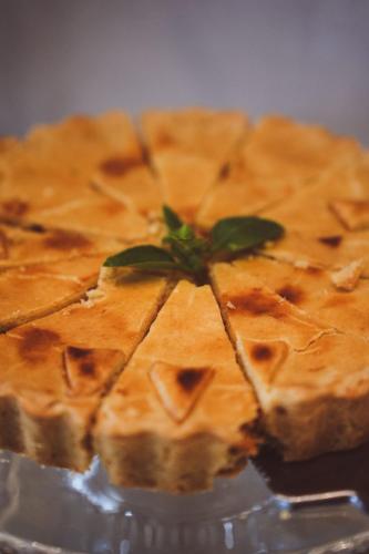 a pie with a green leaf on top of it at Casa Yogui Brasil in Garopaba