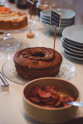 a table with a bowl of food and a cake at Casa Yogui Brasil in Garopaba
