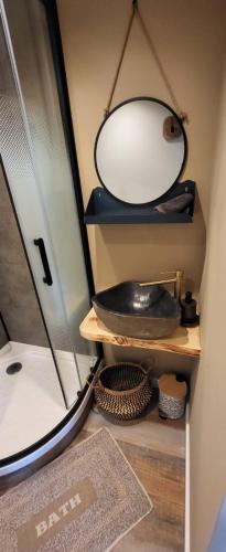 une petite salle de bain avec un miroir et un lavabo dans l'établissement Ty KamBreiz, à La Fresnais