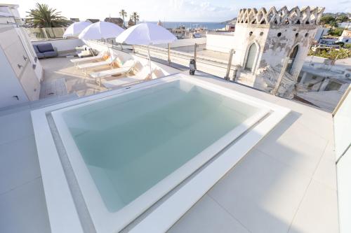 La alberca dentro o cerca de White 1903 - Rooftop Pool & Luxury Rooms