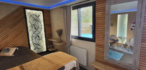 - une chambre avec un lit et un balcon avec une piscine dans l'établissement Ty KamBreiz, à La Fresnais