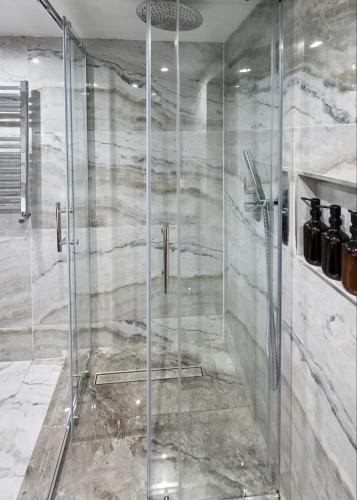 Un baño de The Courtyard Lodge