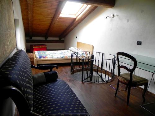 a living room with a couch and chairs and a bed at Ciabòt Taricchi in Dogliani